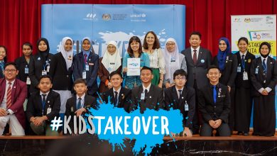 a group of students on stage at the parliament Malaysia. With them are the Deputy Prime Minister of Malaysia and the Deputy Minister of Education.