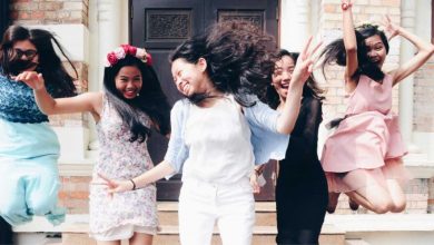 5 gadis muda melompat untuk girl power